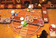 Cena do jogo Overcooked! mostra quatro personagens vestidos de chefs preparando pratos em uma cozinha caótica com esteiras e fogões.