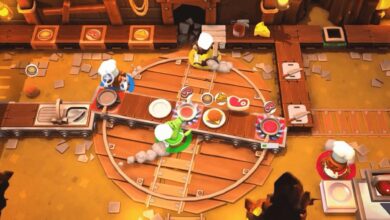 Cena do jogo Overcooked! mostra quatro personagens vestidos de chefs preparando pratos em uma cozinha caótica com esteiras e fogões.