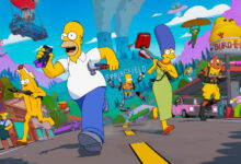 Imagem promocional do crossover de Fortnite com The Simpsons, mostrando Homer, Marge, Bart e personagens do jogo correndo por Springfield com itens e armas estilizadas.