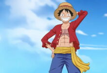 Luffy sorrindo com o chapéu de palha sob um céu azul em cena do anime One Piece.