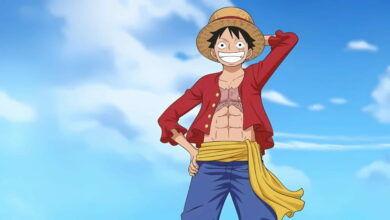 Luffy sorrindo com o chapéu de palha sob um céu azul em cena do anime One Piece.