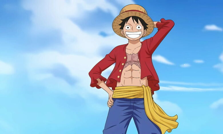 Luffy sorrindo com o chapéu de palha sob um céu azul em cena do anime One Piece.